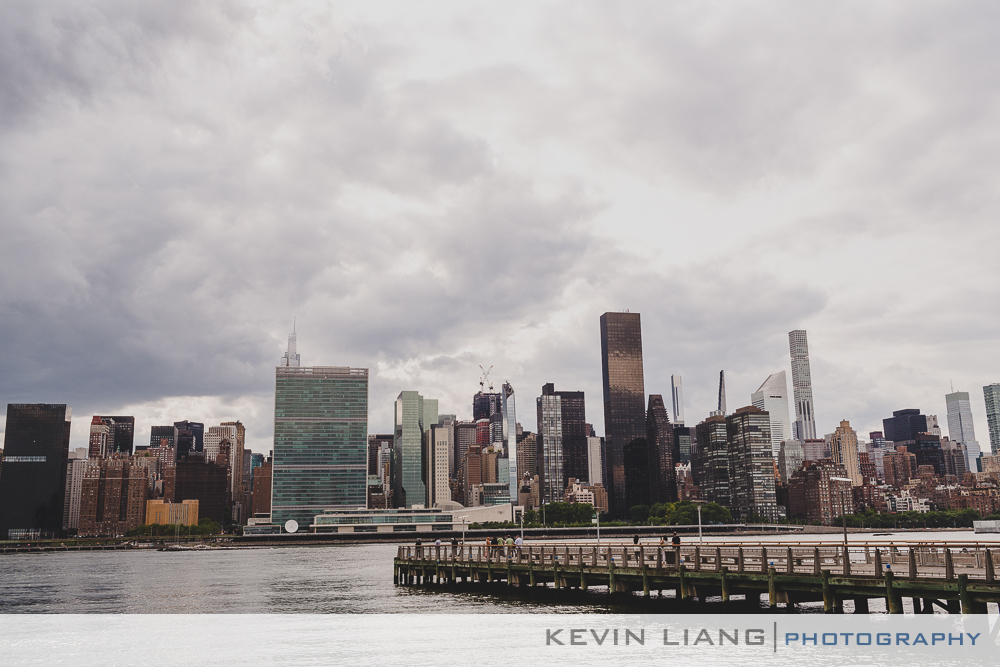 couple-taking-maternity-photos-in-long-island-city